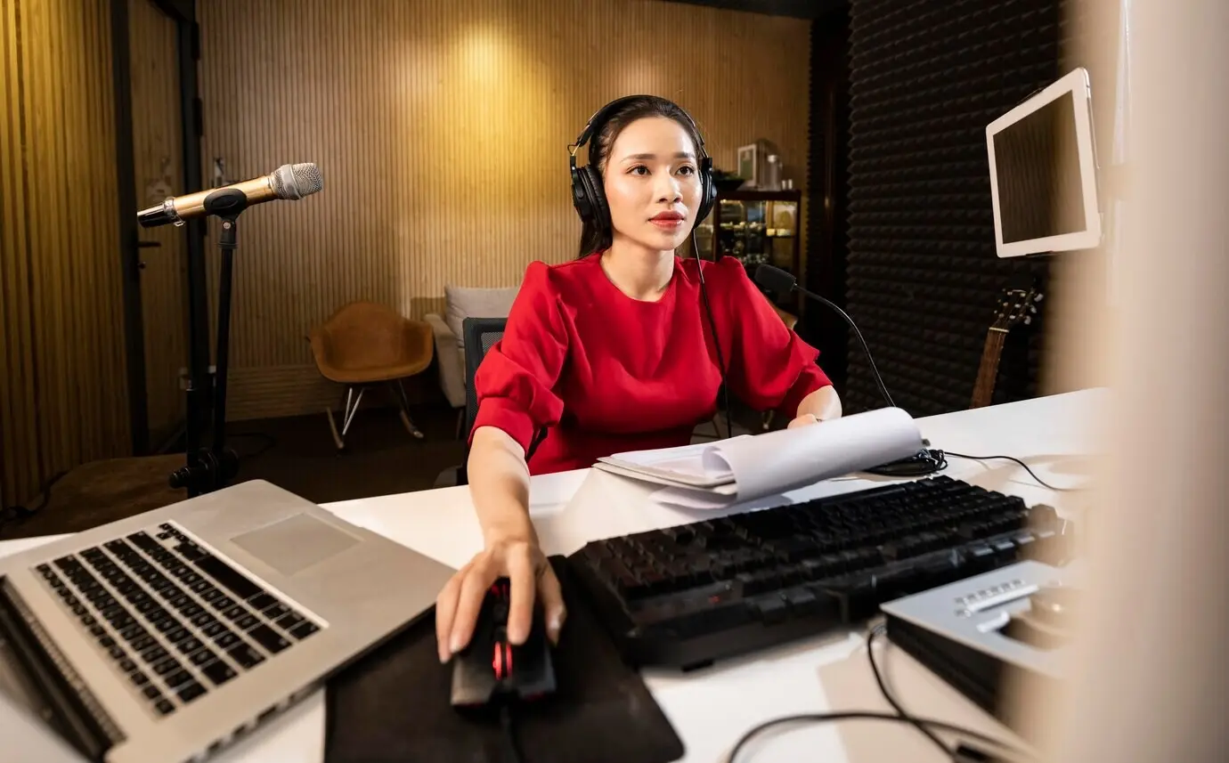 Mujer hermosa trabajando en la radio con equipo profesional