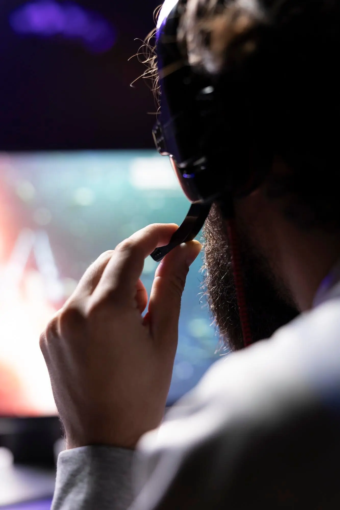 Primer plano de un jugador charlando con amigos en Internet mientras disfruta del juego.