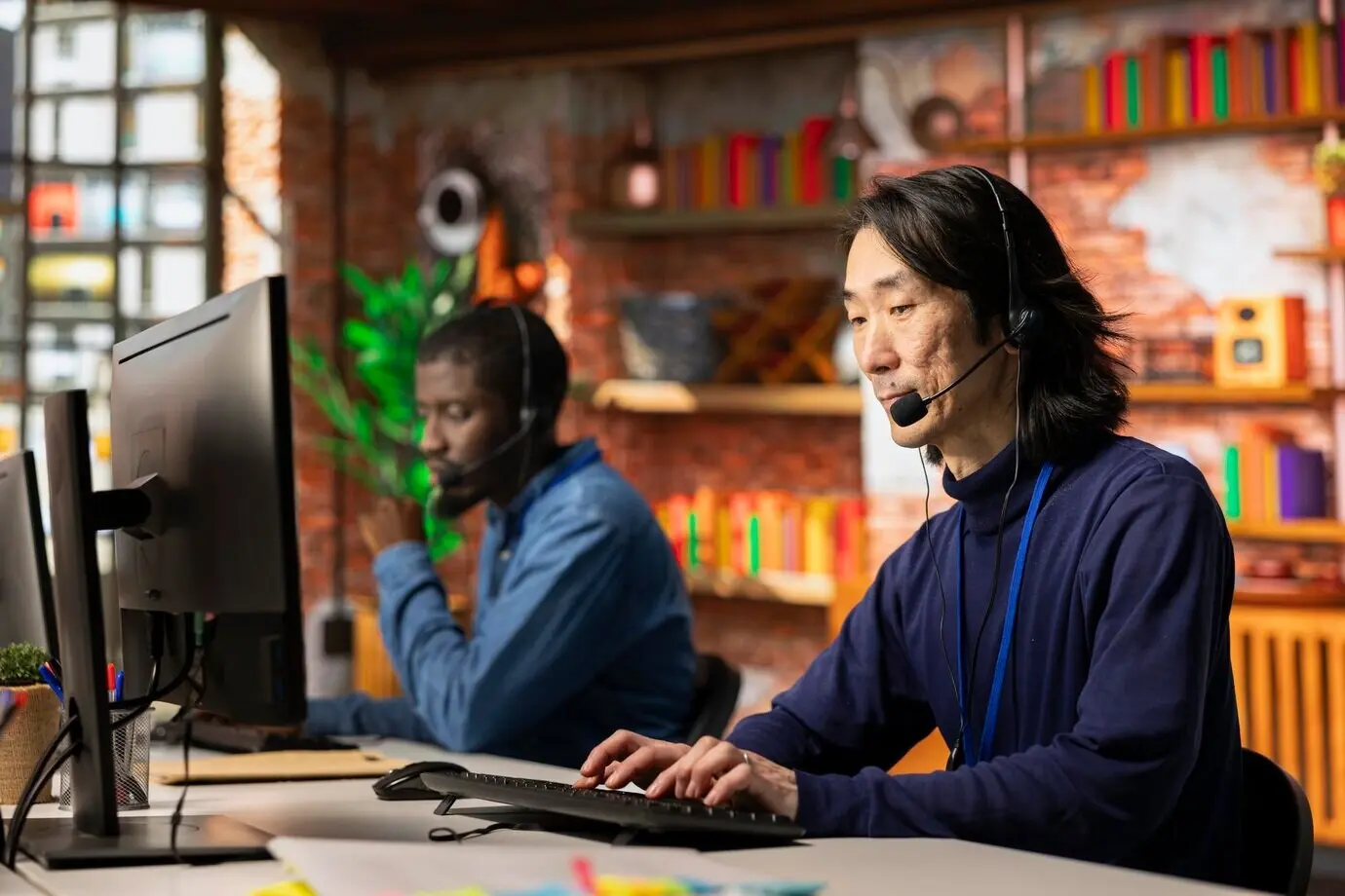 Equipo de agentes de centro de llamadas que colaboran para brindar orientación a los clientes.